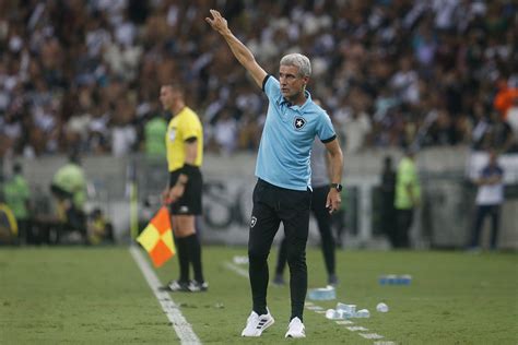 Luís Castro vê jogo atípico do Botafogo e explica discussão