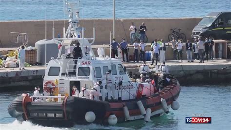 Migranti Barchino Affonda Al Largo Di Lampedusa Dispersi Tgcom