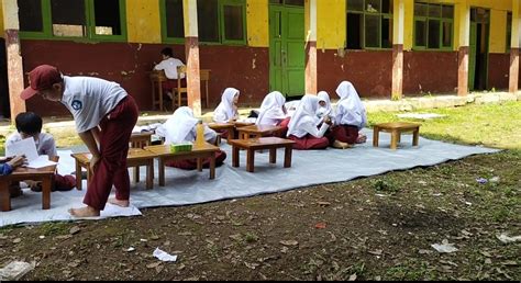 Siswa Sdn Majasari Iii Cibiuk Terpaksa Belajar Di Luar Beralaskan