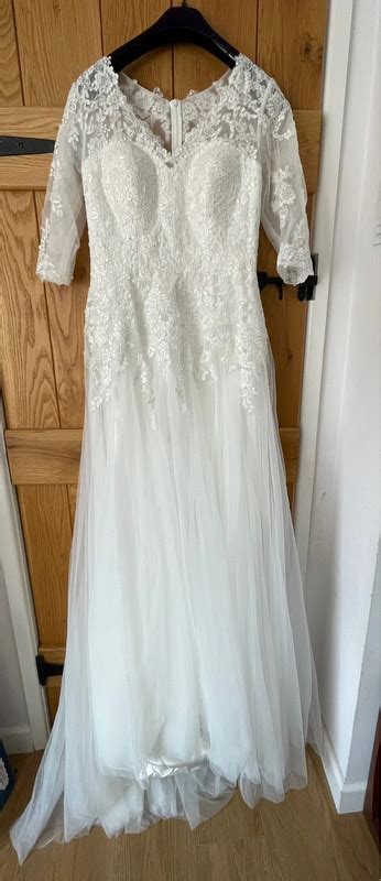 Princess A Line V Neck Sweep Train Tulle Lace Wedding Dress Size 12