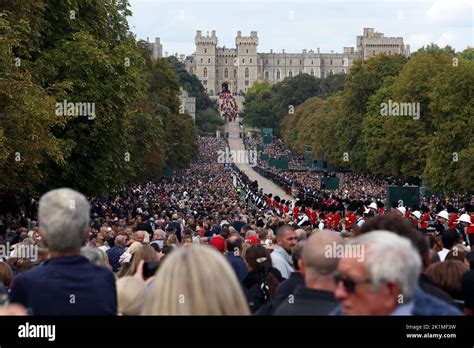 Il Cuore Che Porta La Bara Della Regina Elisabetta Britannica Entra Nei