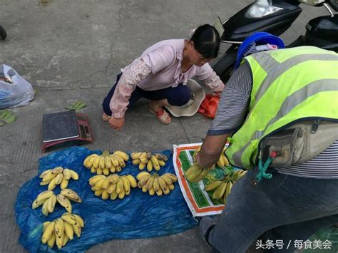 農村大姐騎車跑10多里路到城郊小鎮去買自家種的農產品，不為賺錢，是怕東西放壞了心疼，捨不得！ 每日頭條