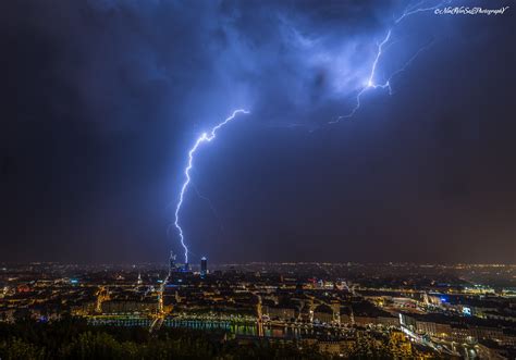 The electric tower Éclair sur la Tour Oxygène à Lyon Stéphane NinO