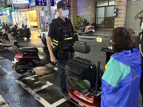 乘輔助車迷途 八掌警助老婦人返家