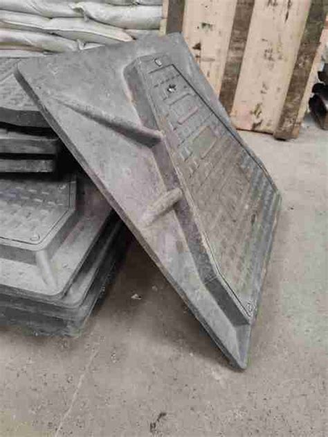 Light Duty Triangular Composite Resintuff Manhole Covers 22 Tons 700 Mm