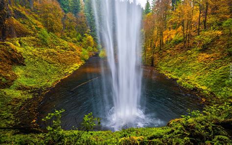 Wodospad South Falls W Parku Stanowym Silver Falls W Oregonie