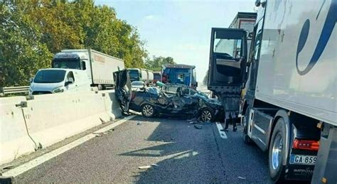 Incidente In Autostrada A Ferrara Mamma E Figlia Di Anni Morte L