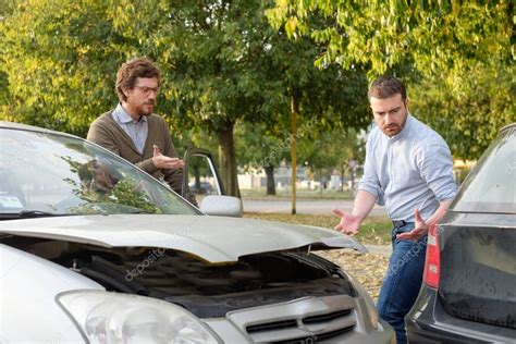 Dos Hombres Discutiendo Después De Un Accidente De Coche En La Carretera 2023