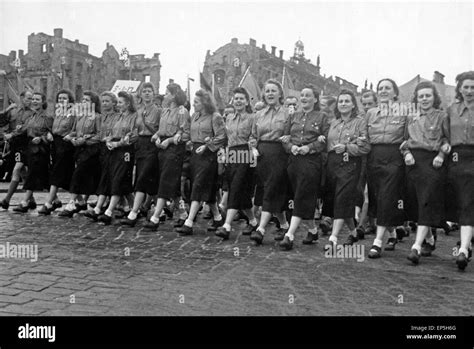 Maikundgebung Mit Parade Der Fdj In Ost Berlin Ddr 1950er Jahre 1st