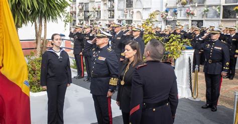 La Armada Rinde Homenaje A Los Ca Dos En El Cementerio De La Localidad