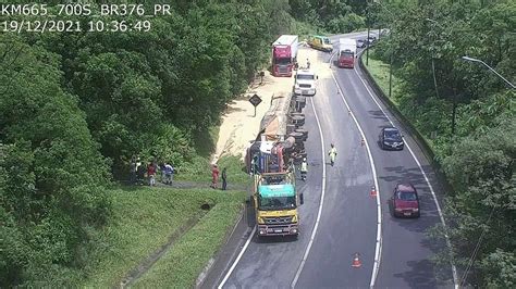 Acidente Com Duas Carretas E Um Carro Interdita Br 376 Em Guaratuba