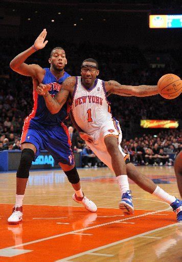 amare stoudemire scores   sore knee  knicks pull