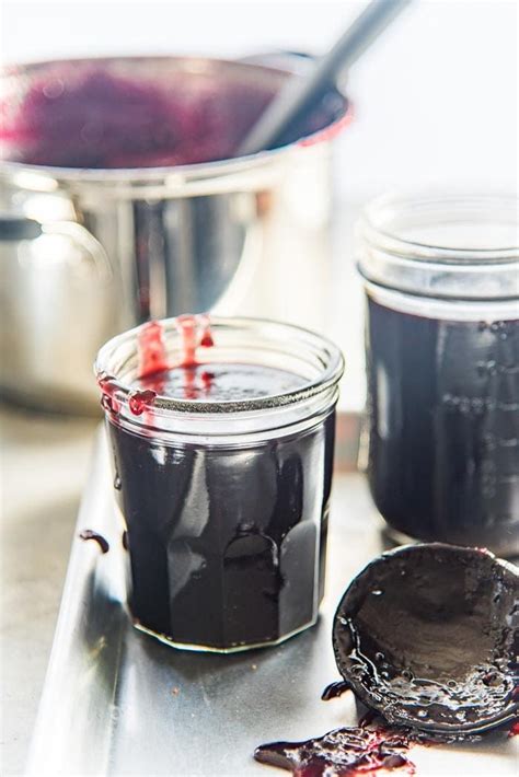 This Homemade Concord Grape Jelly recipe (Concord Grape Jam) is so easy, and so delicious ...