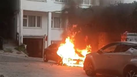 Beyoğlunda park halindeki otomobil alev alev yandı