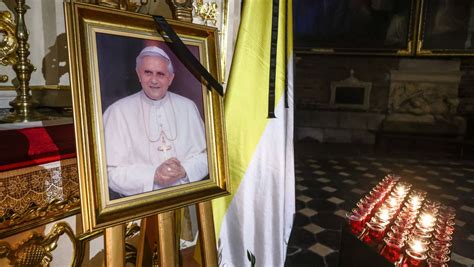 Benedikt Xvi Papst Franziskus H Lt Trauerfeier F R Verstorbenen Papst