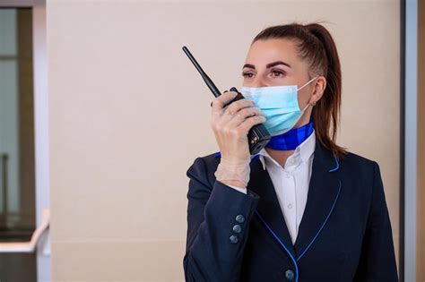 Le Personnel Au Sol De L A Roport Prend Le Poste De Radio Talkie Walkie