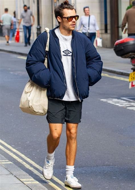 Harry Styles Porte Les Adidas Samba Mieux Que Tout Le Monde Mens Outfits Blue Outfit Men