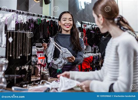 Twee Vrienden Kiezen Voor Een Lingerie Tijdens Hun Boodschappen Stock Foto Image Of Toebehoren