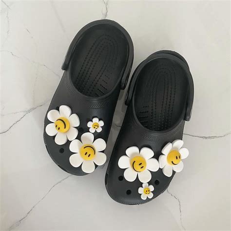 พร้อมส่ง ที่ติดรองเท้า Crocs Wigglewiggle Jibbitz เพิ่มสีสันให้รองเท้า Seoulmates Bkk Thaipick