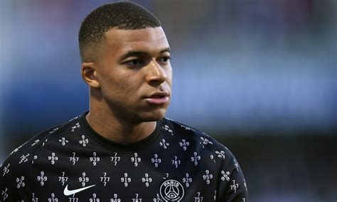 Mbappé é vaiado pela torcida do PSG antes da apresentação de Lionel