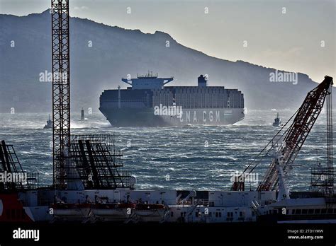 Vista General Del Cma Cgm Palais Royal Girando En El Puerto De Marsella