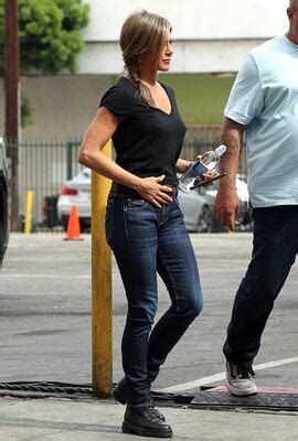 Jennifer Aniston luce silueta de impacto con pequeño bikini a los años