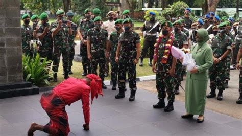 Foto Mayjen TNI Andi Muhammad Disambut Angngaru Saat Lepas Sambut Di