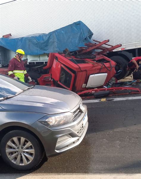 Acidente Envolvendo Tr S Caminh Es Deixa Ferido Na Via Dutra Em Porto