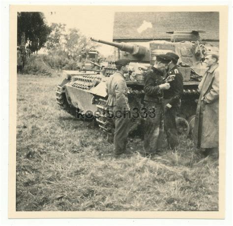 Foto Panzerm Nner Der Wehrmacht Am Panzer Iii Kampfwagen An Der