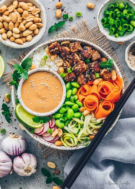 Buddha Bowl Mit Gemüse Sesam Tofu Und Tahini Sauce Ayurvedische Rezepte Gesunde Vegane