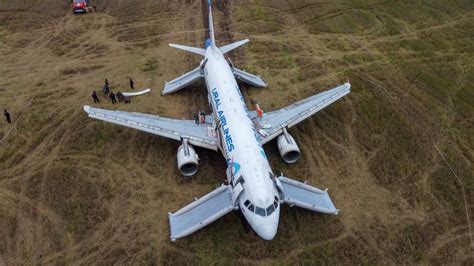 Avionske Nesre E Ruska Putni Ka Letelica Prinudno Sletala Na Poljanu