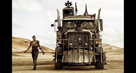 Foto Charlize Theron braço biônico em cena do filme Mad Max