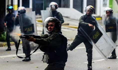 La Guardia Nacional Carga Contra Los Manifestantes Internacional