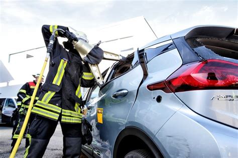 Adac Testet Mit Feuerwehr Personenbefreiung Aus Dem Elektrofahrzeug