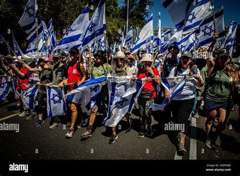 Jerusalén Israel 22º de julio de 2023 Los manifestantes sostienen la