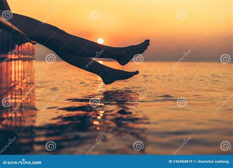 Silueta De Mujer En El Agua De La Piscina En Las Vacaciones De Verano