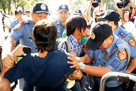 Protesting Pablo Victims Loot Dswd Office In Davao Gma News Online