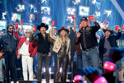 Lainey Wilson Leads Emotional 2024 Cmt Awards Tribute To Toby Keith