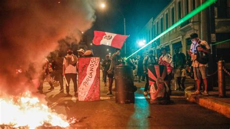 Ola de violencia en Perú siete manifestantes muertos y un centenar de