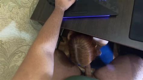Сосет под столом porn se video