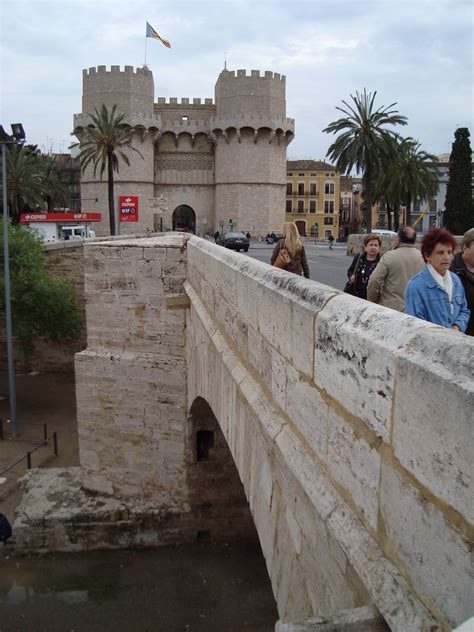 El Puente De Serranos Sobre El Viejo Cauce Del Turia En Valencia Una