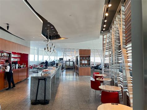 Ottawa Maple Leaf Lounge Review: Lacking a Little WOW at YOW