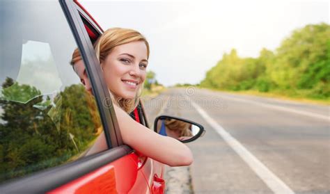 Belle Blonde Conduisant Une Voiture Photo Stock Image Du Neuf Heureux