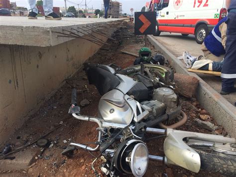 Motociclistas são socorridos em estado grave após acidente em trecho de