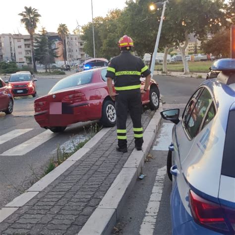 Crotone Auto Finisce Contro Un Lampione Piegandolo Quasi Fino Al Suolo