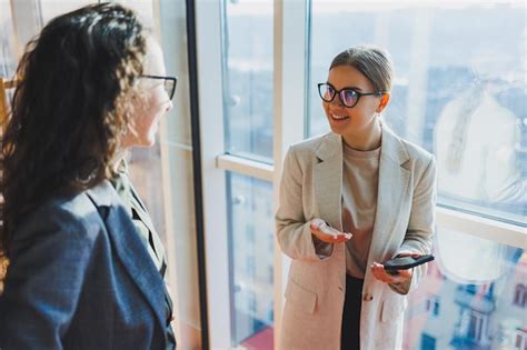 Vis O Superior De Jovens Trabalhadores De Neg Cios Confiantes