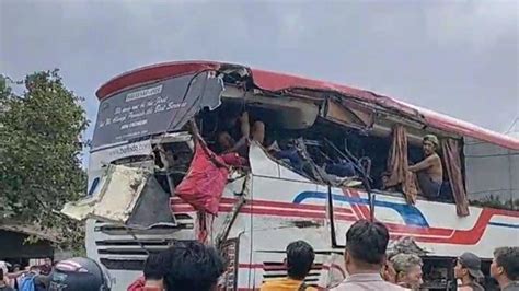 Kecelakaan Maut Bus Vs Truk Pengangkut Mobil Tewaskan Penumpang