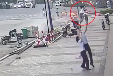 Video Capta Momento Exacto En Que Niña Cae Desde Un Sexto Piso Y Es Salvada Por Transeúnte La