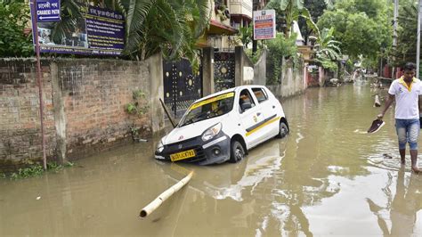 दिल्ली में बारिश असम में रेड अलर्ट देश के ये हिस्से हीट वेव की चपेट