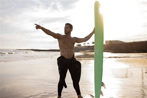 Concept De Sports Nautiques Beau Jeune Gars Surfant Sur La Plage Au